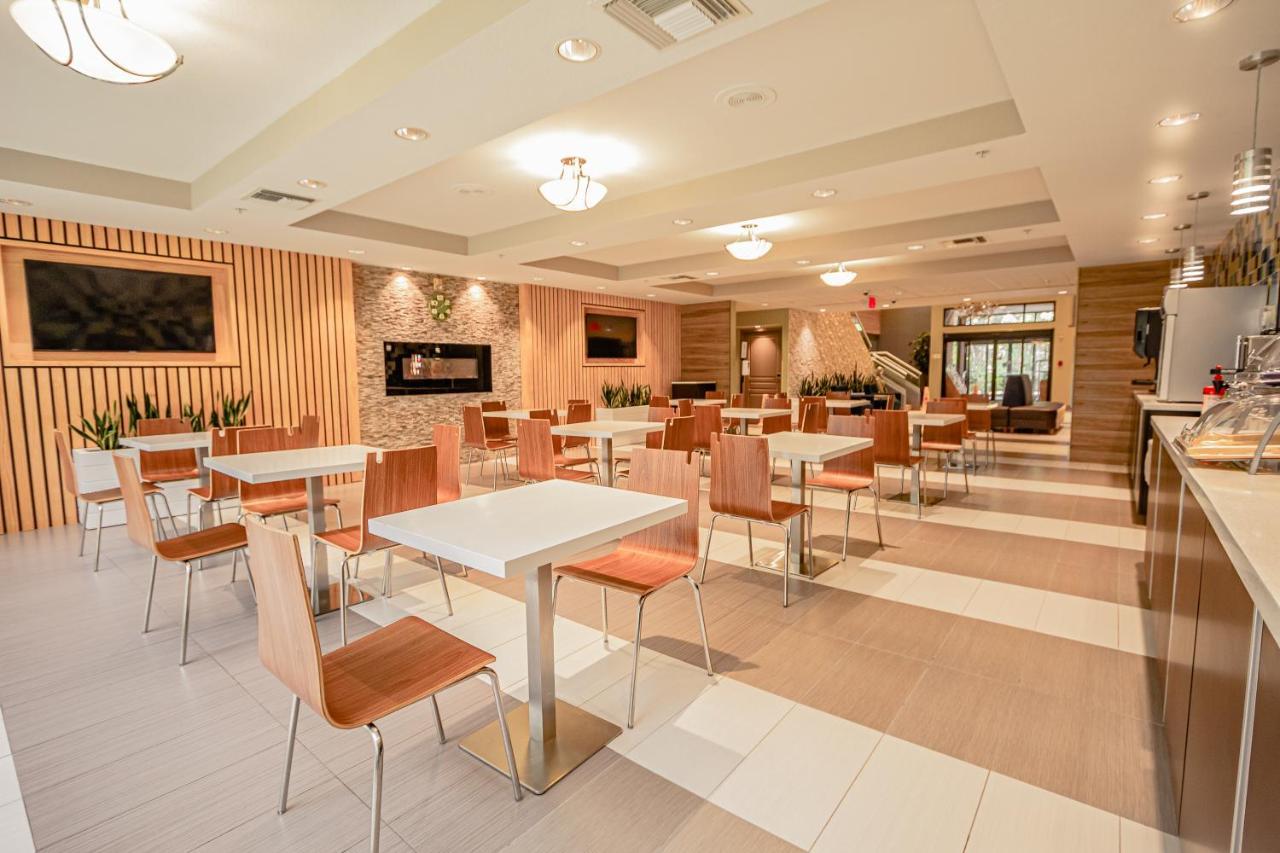 Days Inn & Suites By Wyndham Fort Myers Near Jetblue Park מראה חיצוני תמונה