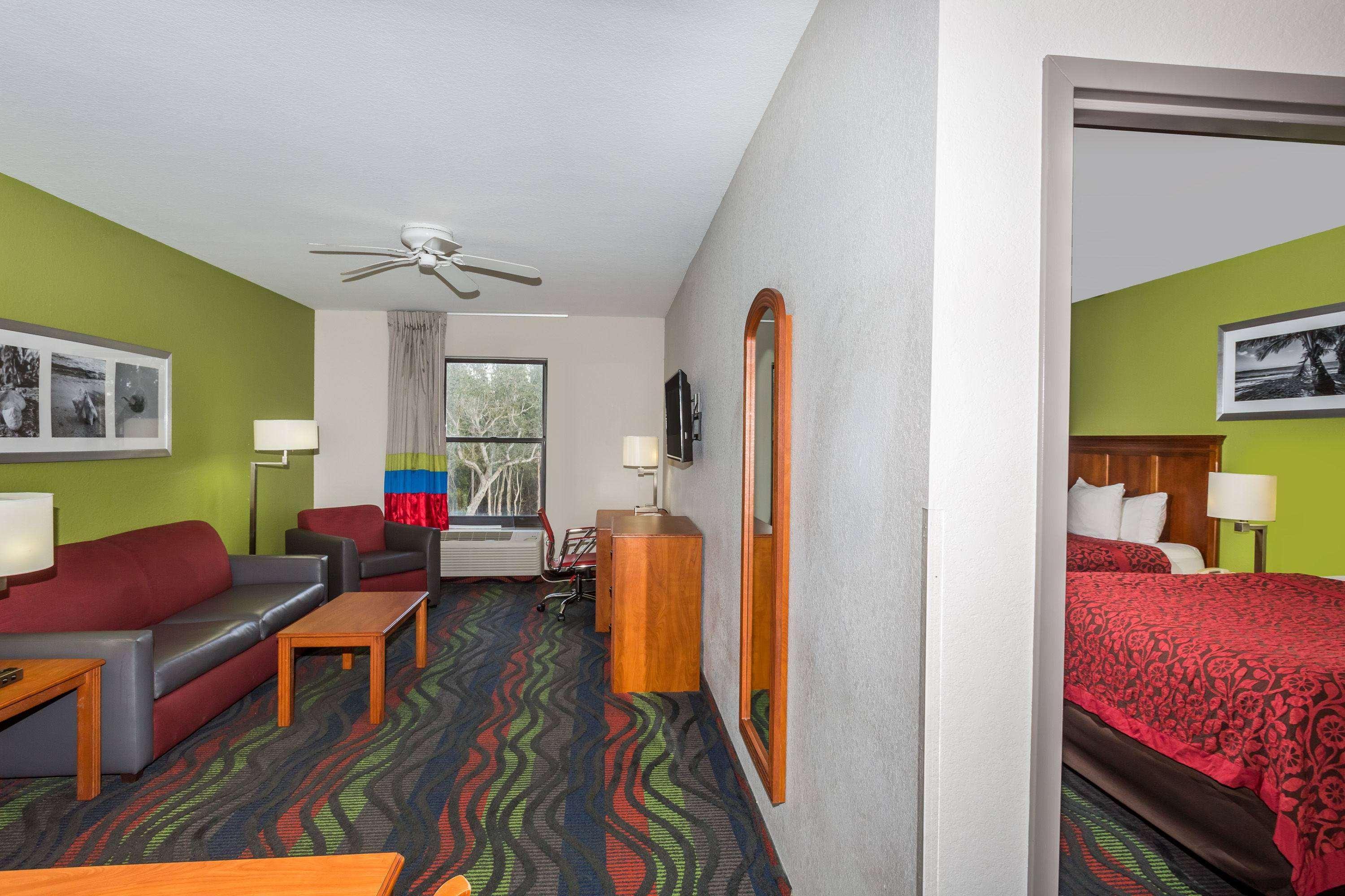 Days Inn & Suites By Wyndham Fort Myers Near Jetblue Park מראה חיצוני תמונה