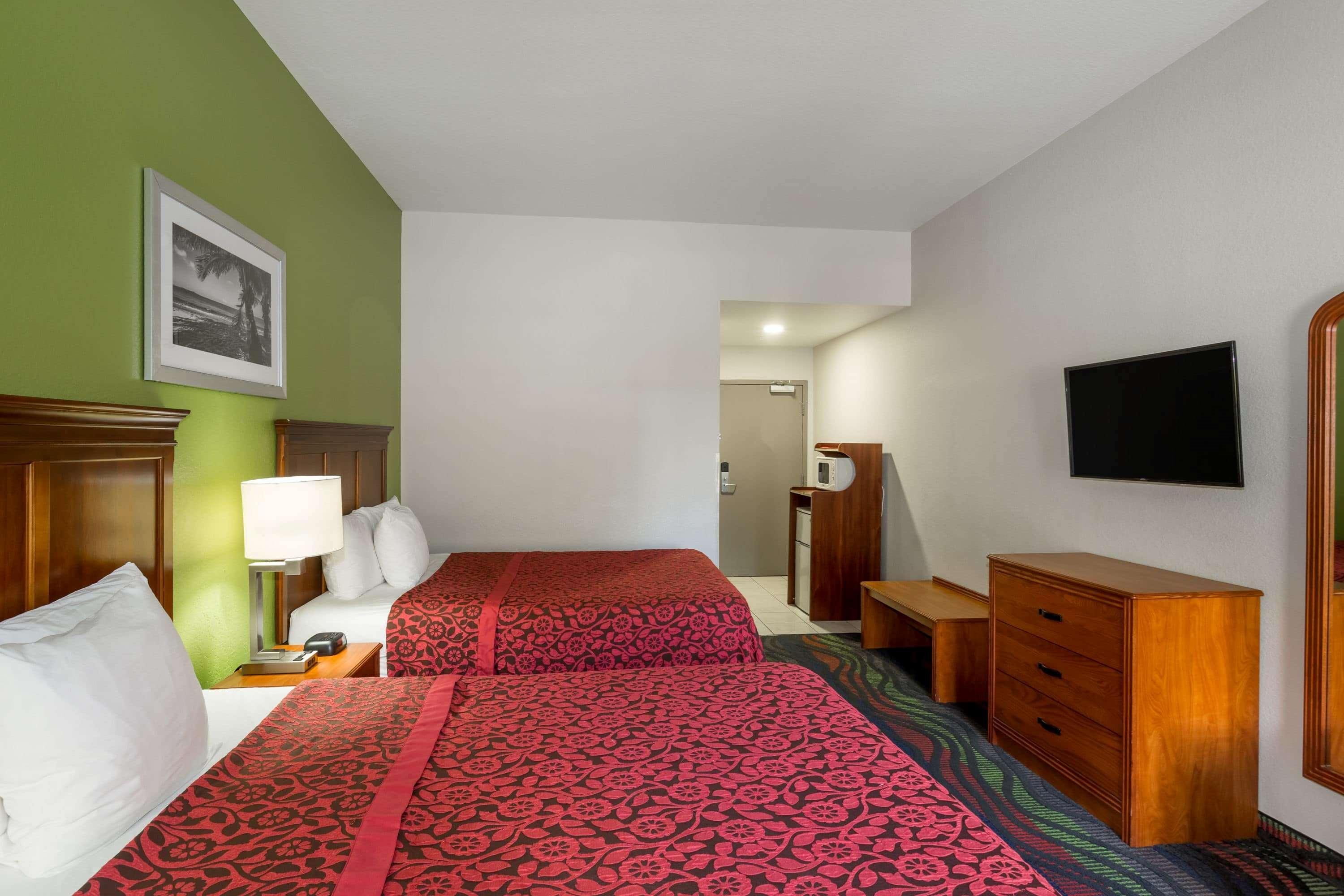 Days Inn & Suites By Wyndham Fort Myers Near Jetblue Park מראה חיצוני תמונה