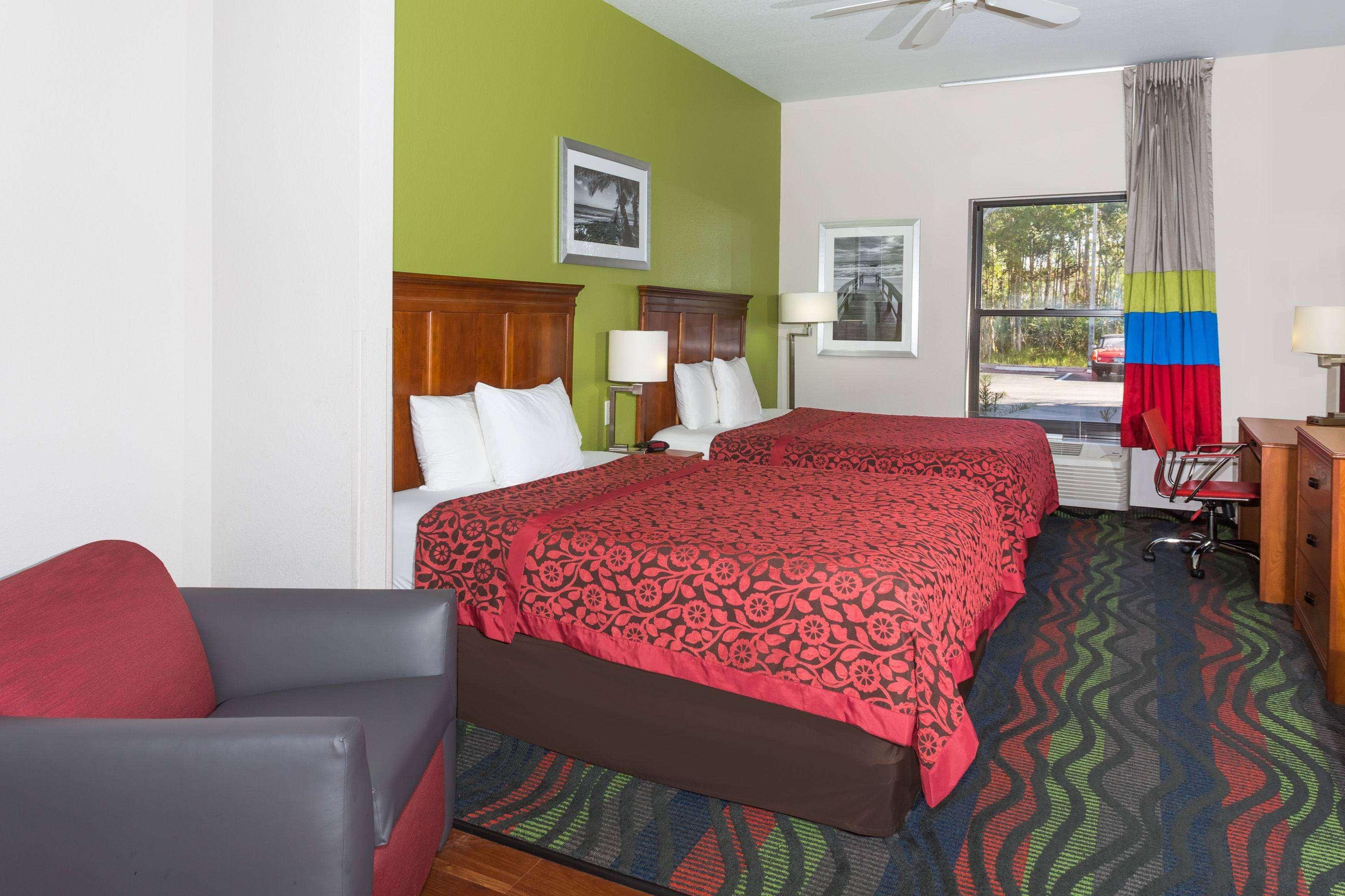 Days Inn & Suites By Wyndham Fort Myers Near Jetblue Park מראה חיצוני תמונה