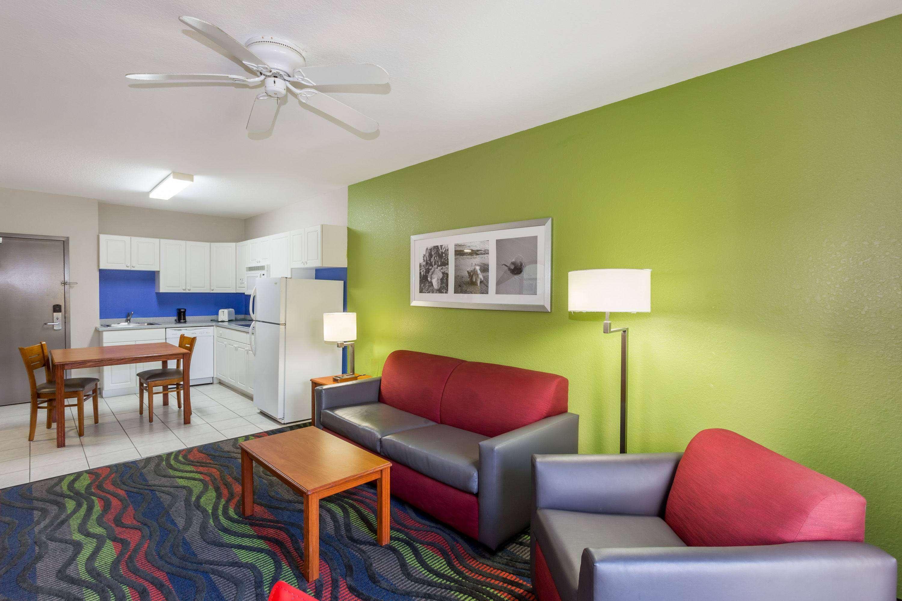 Days Inn & Suites By Wyndham Fort Myers Near Jetblue Park מראה חיצוני תמונה