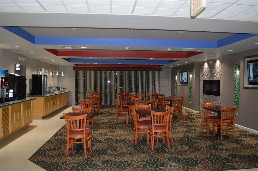 Days Inn & Suites By Wyndham Fort Myers Near Jetblue Park מראה חיצוני תמונה