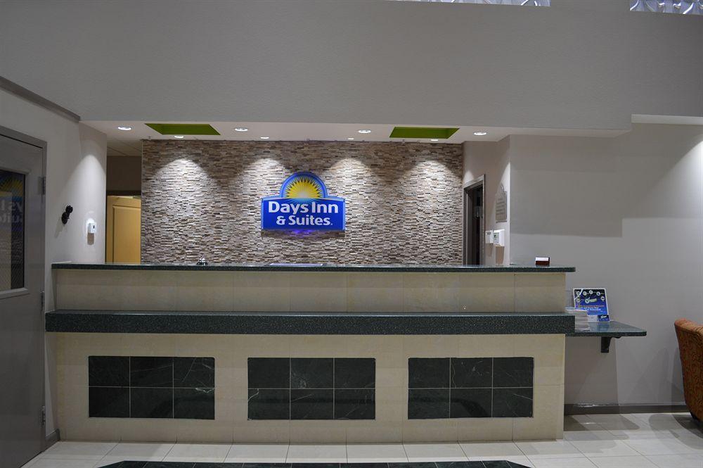 Days Inn & Suites By Wyndham Fort Myers Near Jetblue Park מראה חיצוני תמונה