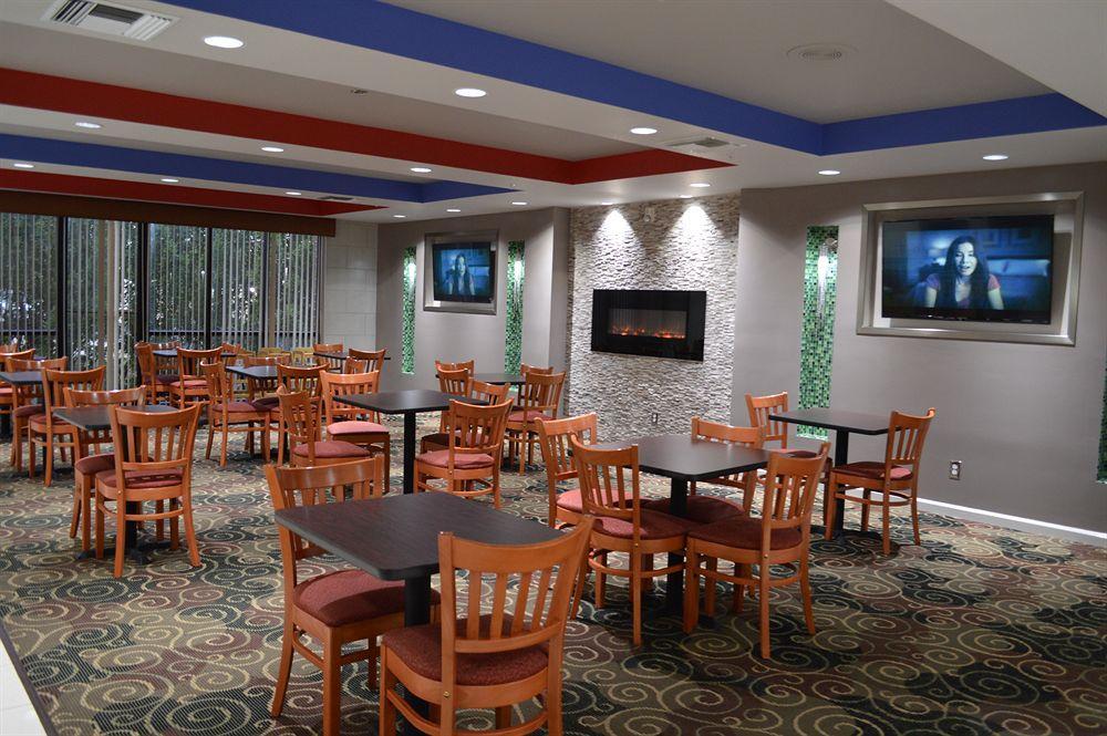 Days Inn & Suites By Wyndham Fort Myers Near Jetblue Park מראה חיצוני תמונה