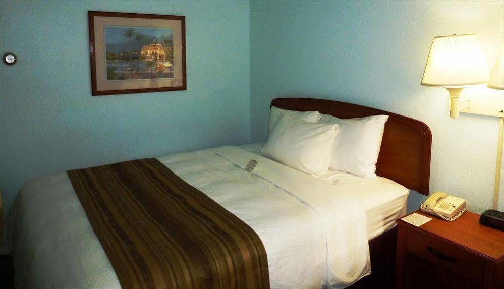 Days Inn & Suites By Wyndham Fort Myers Near Jetblue Park מראה חיצוני תמונה